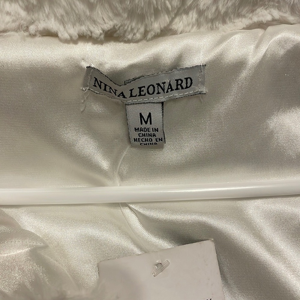 Nina Leonard Faux Fur White Caplet - Picture 4 of 6